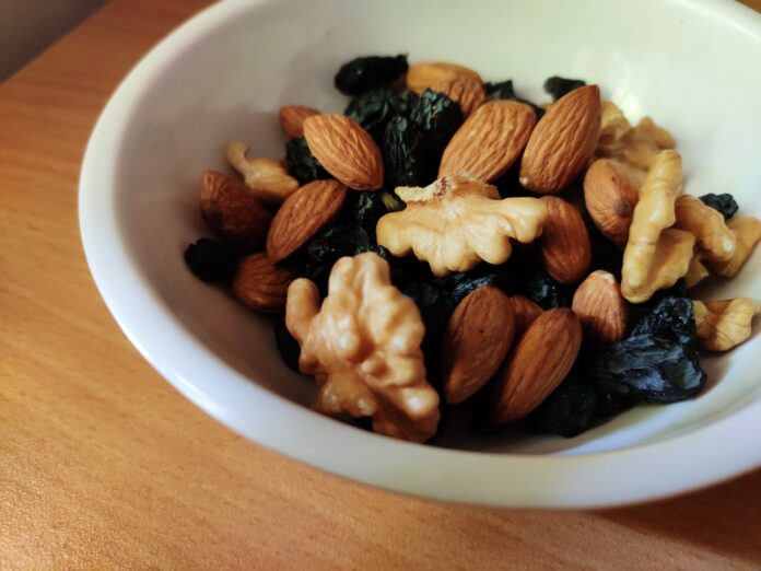 can diabetics eat nuts and raisins